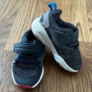 Navy blue toddler sneakers, size 5